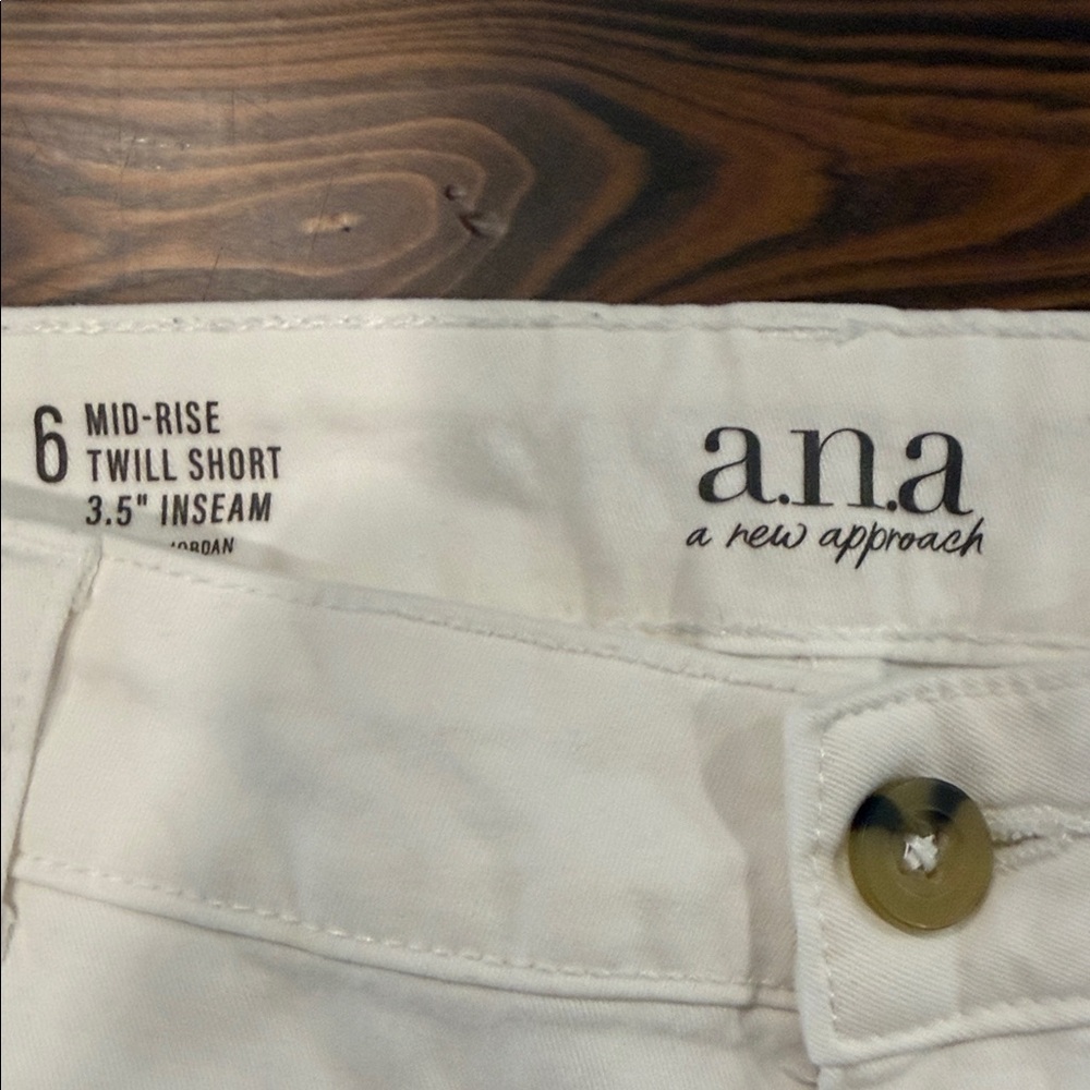 a.n.a White Mid-Rise Women's Twill Shorts - Picture 3 of 3